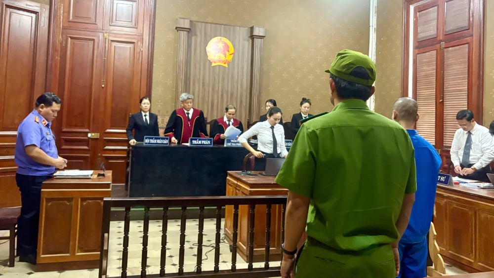 bi-doa-duoi-viec-nam-cong-nhan-dam-sep-roi-lanh-an-10-nam-tu-.jpg