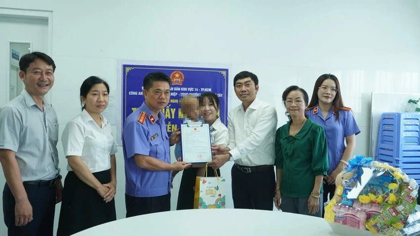 sau-3-ngay-vks-kien-nghi-be-trai-2-tuoi-bi-me-ruot-va-bo-duong-bao-hanh-da-duoc-cap-giay-khai-sinh-1.jpeg
