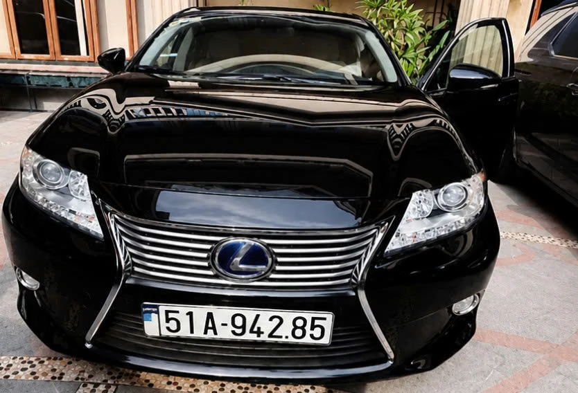 can-canh-xe-maybach-mang-bien-so-tu-quy-9-cua-ba-truong-my-lan-duoc-dua-ra-dau-gia.jpg