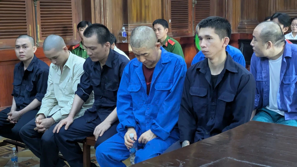 nhom-bi-cao-nguoi-trung-quoc-bat-coc-dong-huong-cuong-doat-tien-dien-tu.jpg