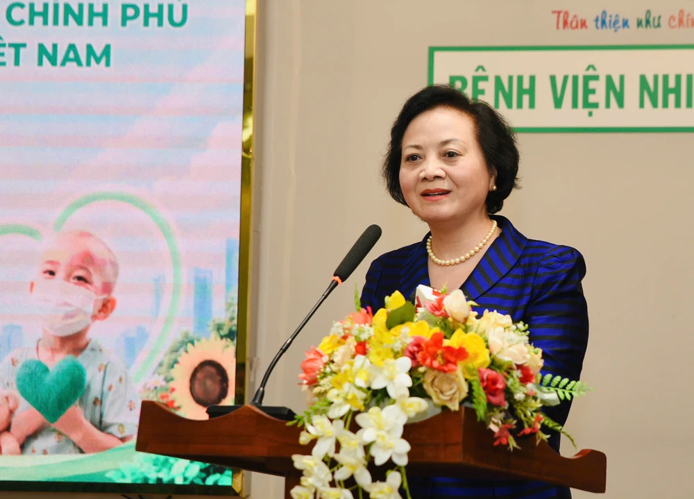pho-thu-tuong-pham-thi-thanh-tra-tham-va-tang-qua-cho-benh-nhi-2.jpg