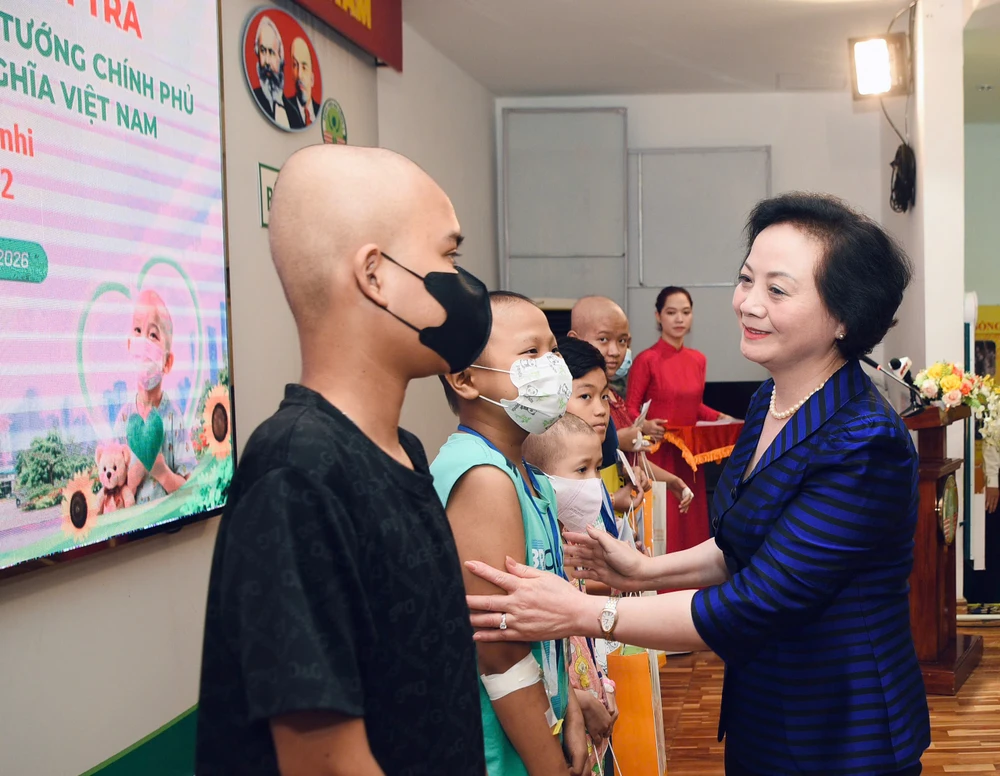 pho-thu-tuong-pham-thi-thanh-tra-tham-va-tang-qua-cho-benh-nhi-5.jpg