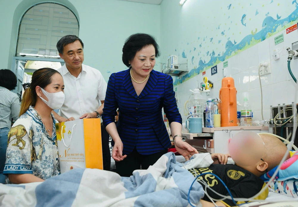 pho-thu-tuong-pham-thi-thanh-tra-tham-va-tang-qua-cho-benh-nhi-7.jpg