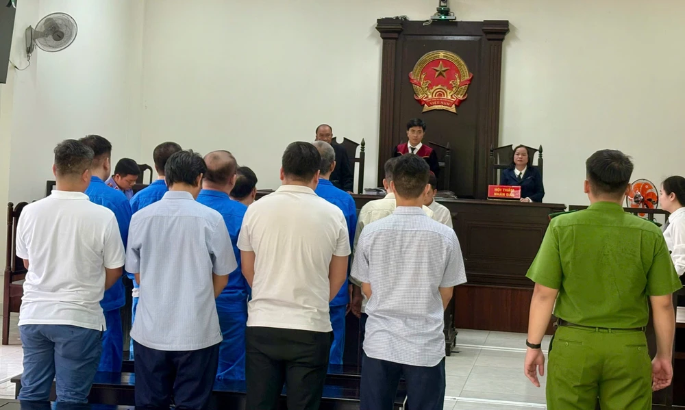 toa-tra-ho-so-vu-10-bi-cao-tang-tru-mua-ban-trai-phep-chat-doc-xyanua-1.jpg