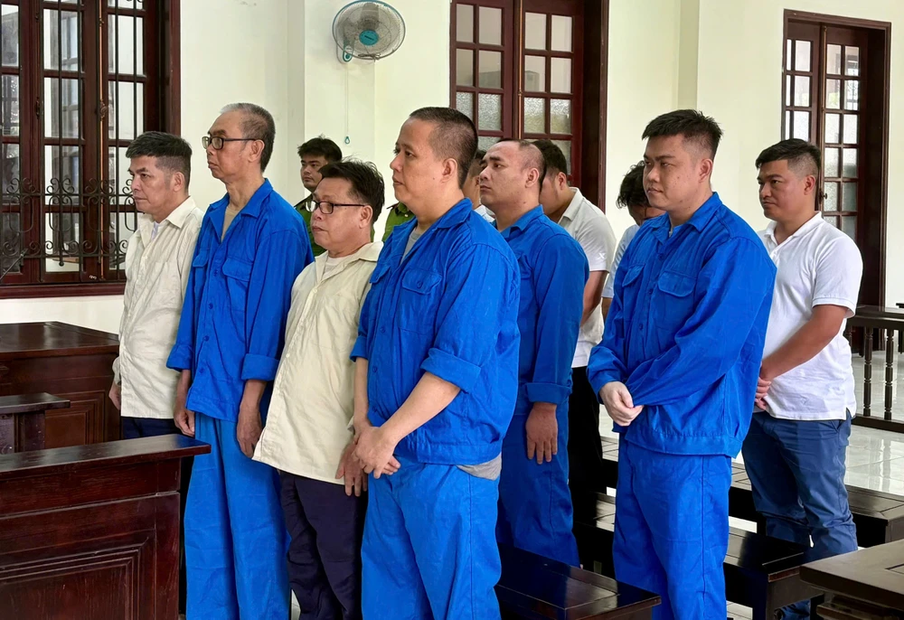 toa-tra-ho-so-vu-10-bi-cao-tang-tru-mua-ban-trai-phep-chat-doc-xyanua.jpg