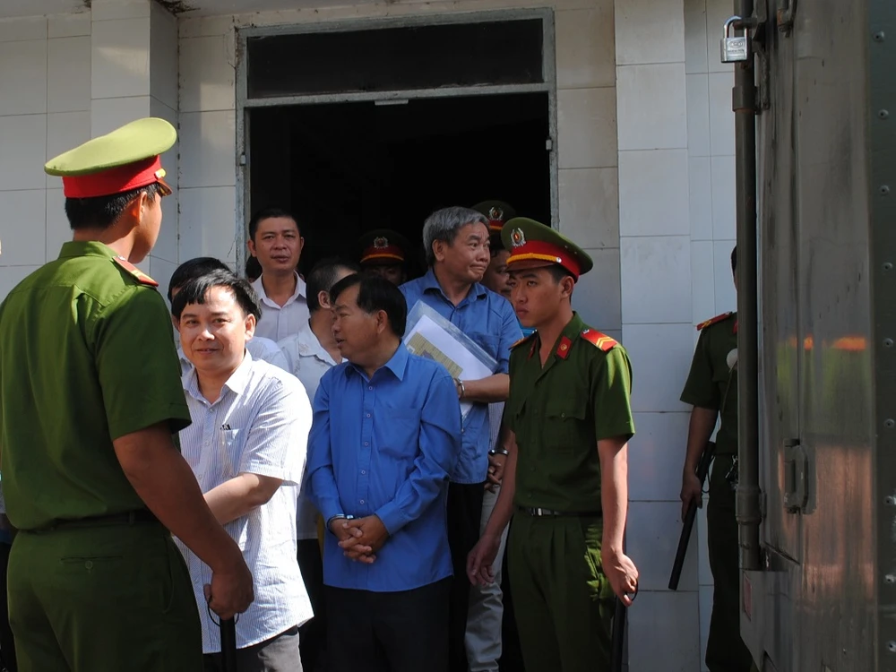 Các bị cáo được dẫn giải khỏi Tòa sau khi Tòa hoãn (ảnh: CTV)