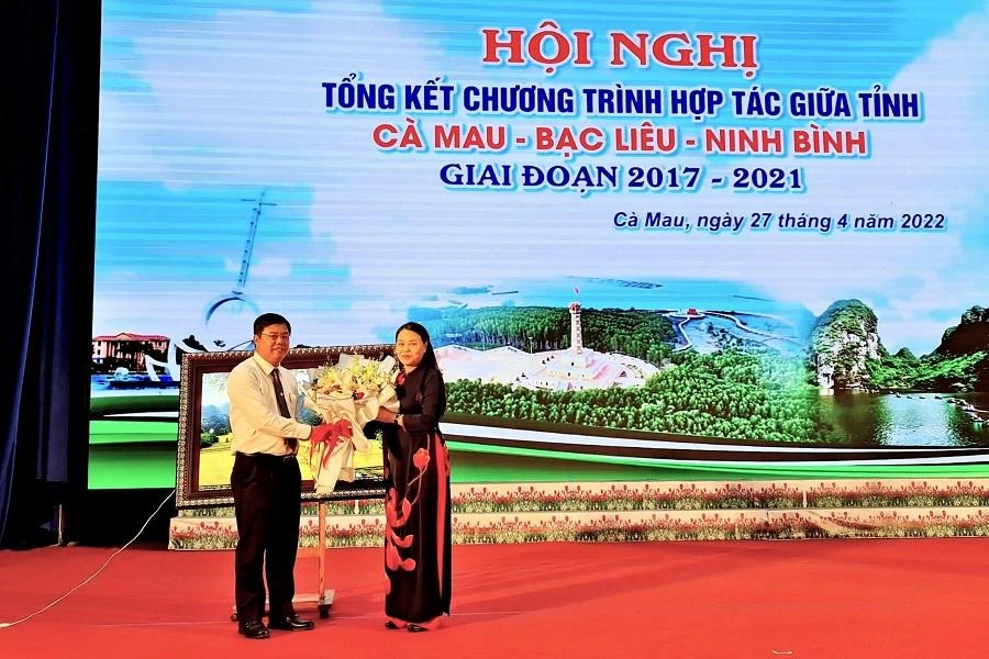 Bí thư tỉnh Cà Mau Nguyễn Tiến Hải tặng hoa cho Bí thư tỉnh Ninh Bình, bà Nguyễn Thị Thu Hà. Ảnh: CTV.