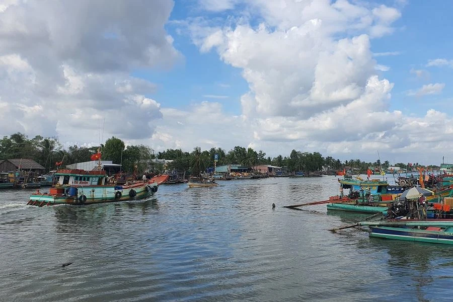 Cửa biển xã Khánh Hội có rất đông lao động tự do mất việc, gặp khó khăn trong đại dịch COVID-19. Ảnh: TRẦN VŨ