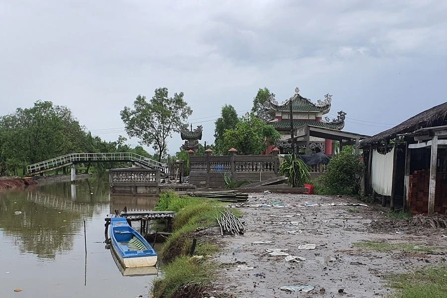 Khu nhà của gia tộc họ Trương khiến con đường bị chia đôi. Ảnh: TRẦN VŨ