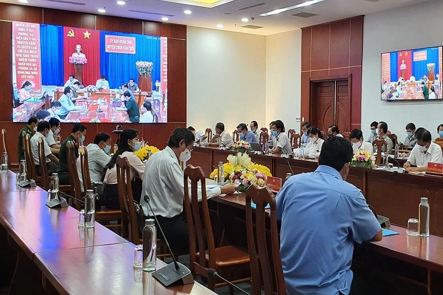 Một buổi họp trực tuyến ba cấp ở tỉnh Cà Mau. Ảnh: TRẦN VŨ