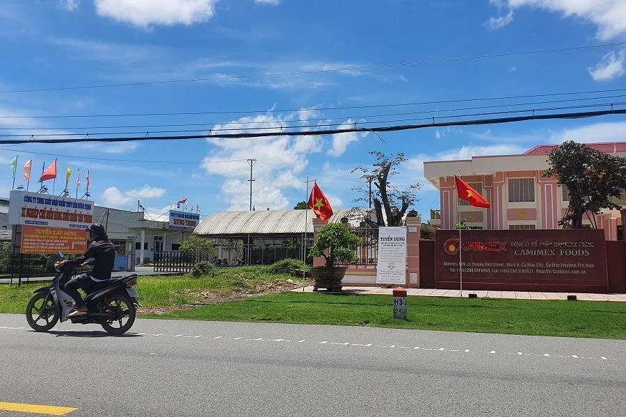 Hai Công ty trúng đấu giá các khối nhà xưởng trên đất đã tiếp quản tài sản, nhưng vẫn chưa được thuê đất đang chứa các tài sản này. Ảnh: TRẦN VŨ Hai Công ty trúng đấu giá các khối nhà xưởng trên đất đã tiếp quản tài sản, nhưng vẫn chưa được thuê đất đang chứa các tài sản này. Ảnh: TRẦN VŨ