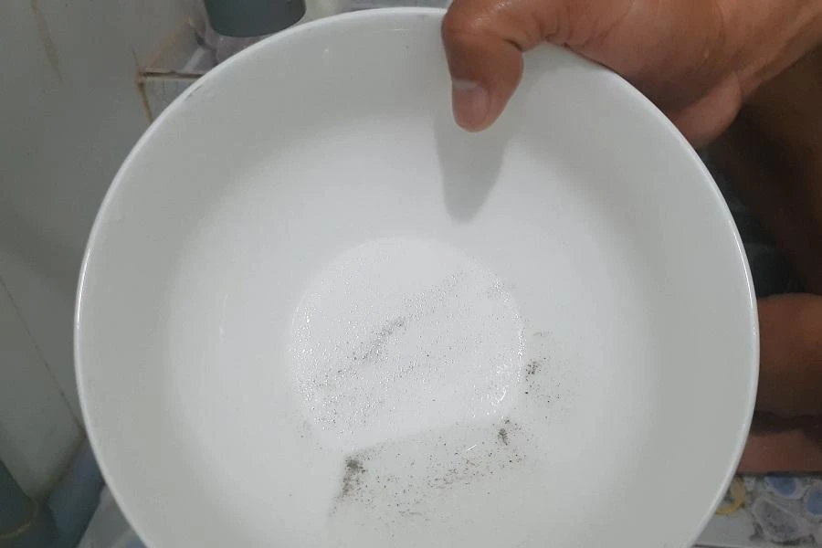 Chỉ xả đúng một tô nước, cát tụ lại dưới đáy tô thế này. Ảnh: TRẦN VŨ