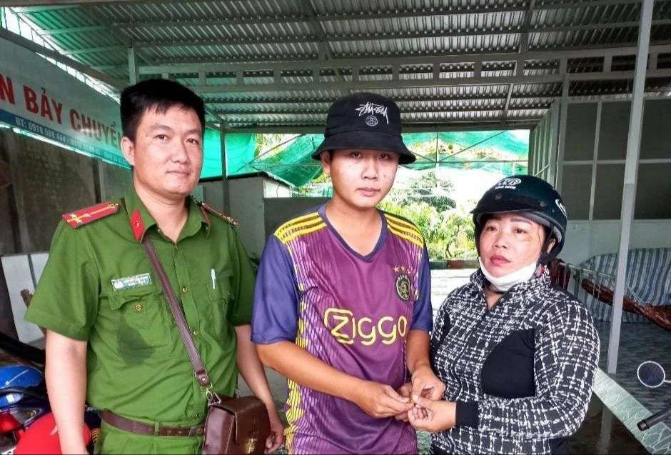 Kha trả lại vàng cho chị Ngoãn. Ảnh CTV.