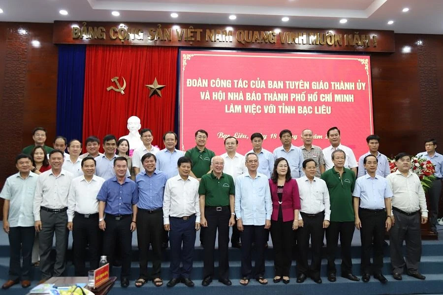 Đoàn công tác tuyên giáo, báo chí Thành phố HCM chụp ảnh lưu niệm với lãnh đạo tỉnh Bạc Liêu chiều 18-11-2022. Ảnh: CTV. Đoàn công tác tuyên giáo, báo chí Thành phố HCM chụp ảnh lưu niệm với lãnh đạo tỉnh Bạc Liêu chiều 18-11-2022. Ảnh: CTV.