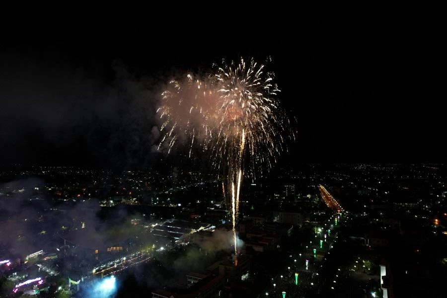 Chương trình bắn pháo hoa kéo dài 20 phút tại Quảng trường Hùng Vương, tỉnh Bạc Liêu tối 27-11-2022. Ảnh: CTV