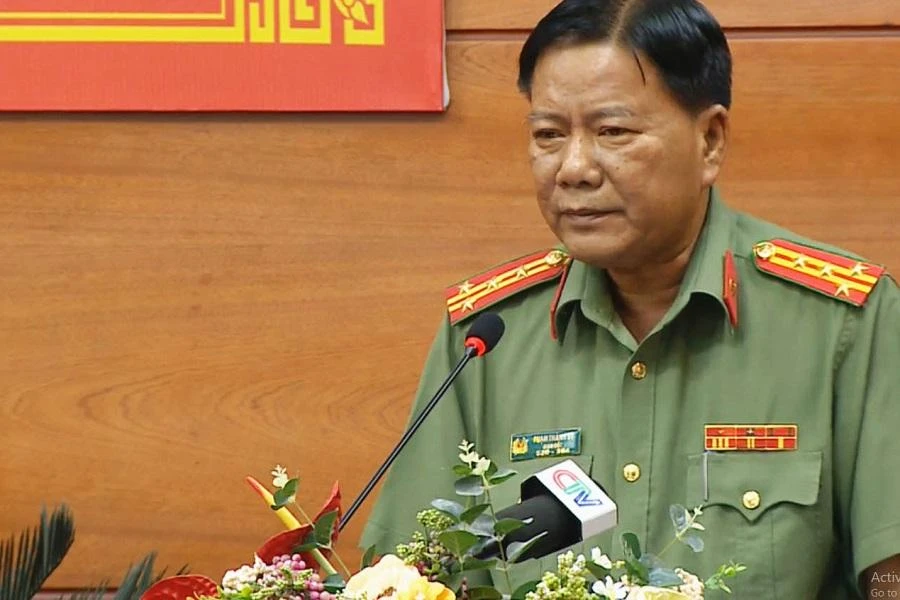 Đại tá Phạm Thành Sỹ, Giám đốc Công an tỉnh Cà Mau báo cáo trước kỳ họp thứ tám HĐND tỉnh Cà Mau khoá X. Ảnh: TRẦN VŨ