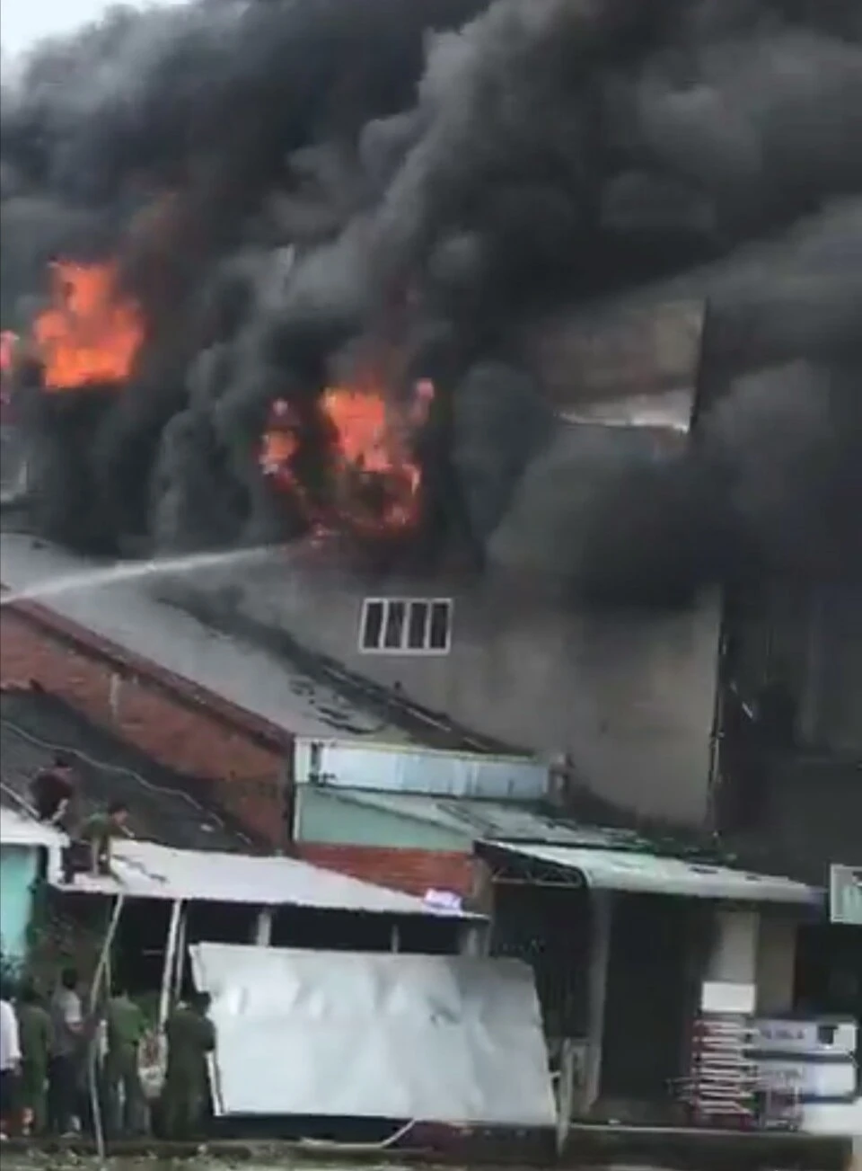 Vụ cháy tại cửa hàng Út Đồng Tiến. Ảnh: CTV