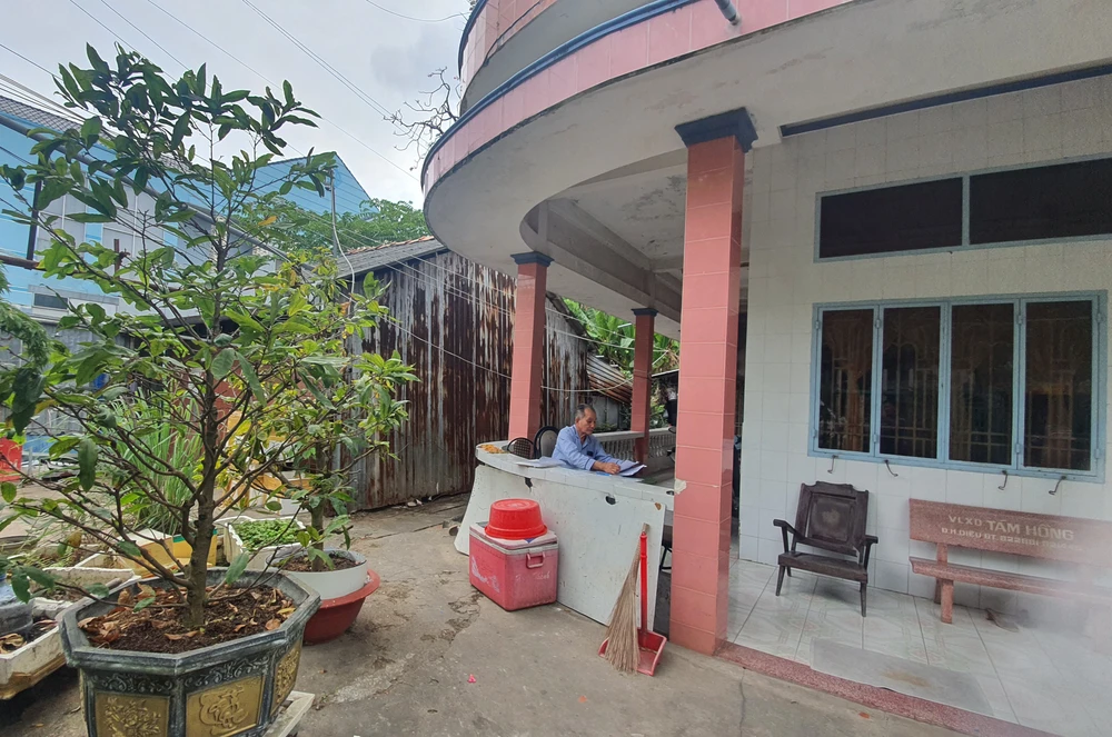 Căn nhà của ông Nhi sẽ bị xén 1/6 do đường mới làm bị cong. Ảnh: Trần Vũ Căn nhà của ông Nhi sẽ bị xén 1/6 do đường mới làm bị cong. Ảnh: Trần Vũ