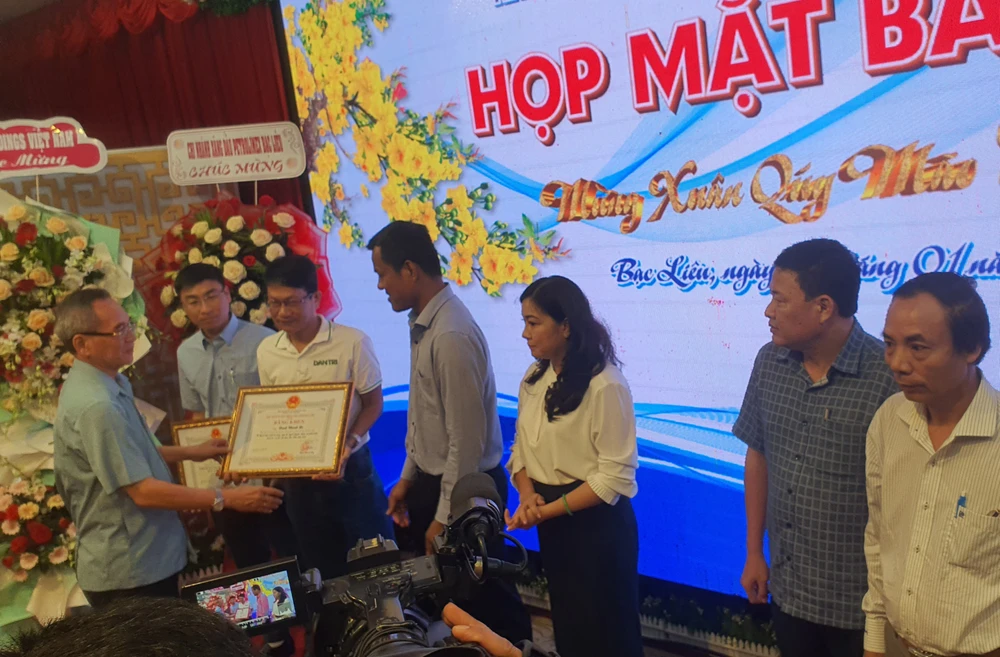 Bí thư tỉnh ủy Bạc Liêu Lữ Văn Hùng tặng bằng khen cho các nhà báo. Ảnh: TRẦN VŨ