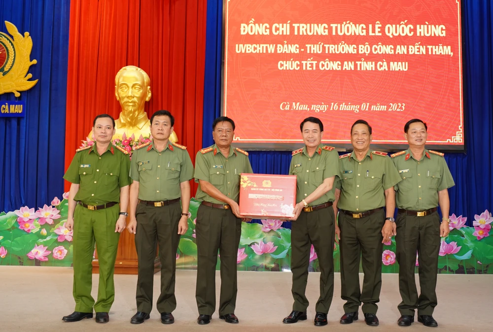 Thứ trưởng Bộ Công an thăm và chúc tết Công an tỉnh Cà Mau. Ảnh: Hoàng Giang.