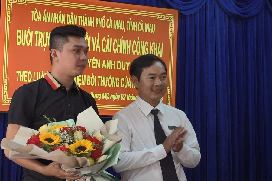 Anh Duy nhận hoa từ lãnh đạo TAND TP Cà Mau tại buổi lễ xin lỗi. Ảnh: TRẦN VŨ