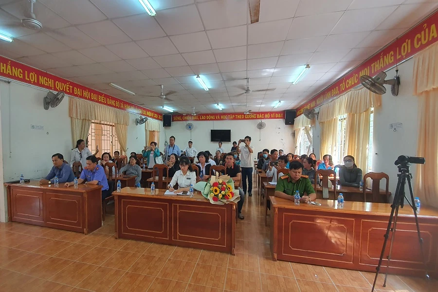 Người dân đến chứng kiến buổi xin lỗi anh Duy rất đông. Ảnh: TRẦN VŨ