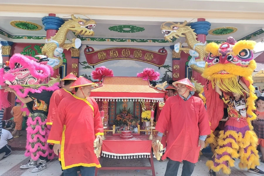 Đàn rước Ông được thỉnh xuống tàu cá để ra khơi. Ảnh: CTV Đàn rước Ông được thỉnh xuống tàu cá để ra khơi. Ảnh: CTV