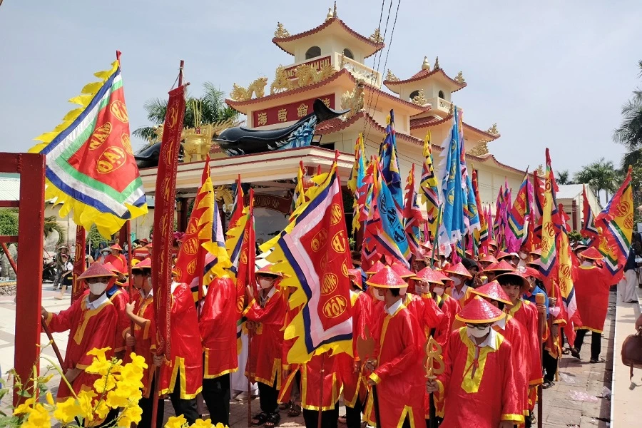 Cảnh cờ phướn rực rỡ của lễ hội đủ làm du khách sung sướng. Ảnh: CTV. Cảnh cờ phướn rực rỡ của lễ hội đủ làm du khách sung sướng. Ảnh: CTV.