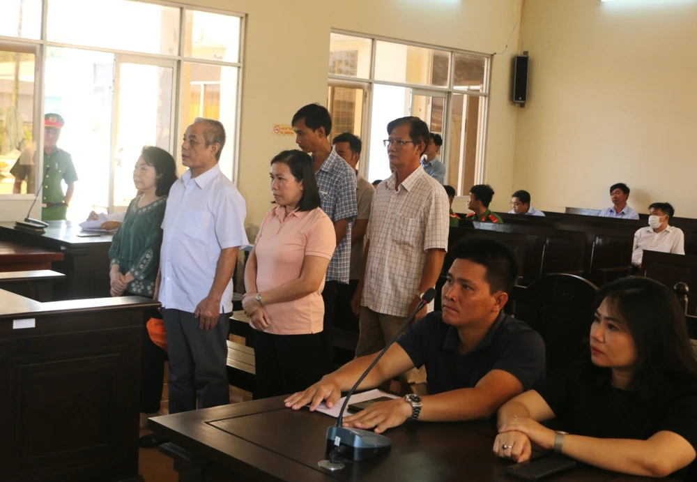 Các bị cáo nghe tuyên án. Ảnh: CTV