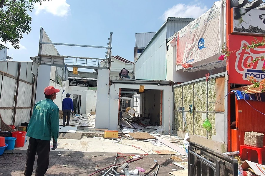 Nhà ông Nguyện bên trái, nhà ông Cột bên phải, cùng bị tháo dỡ hôm 13-3-2023. Ảnh: TRẦN VŨ