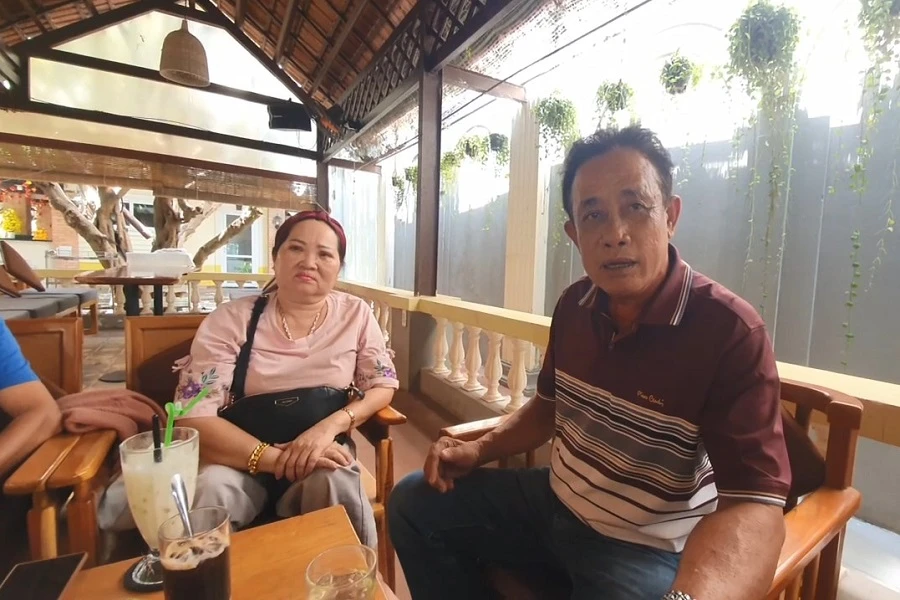 Vợ chồng ông Nguyễn Chí Nguyện bức xúc vì tự nhiên bị dỡ mất tiêu cái nhà. Ảnh: TRẦN VŨ