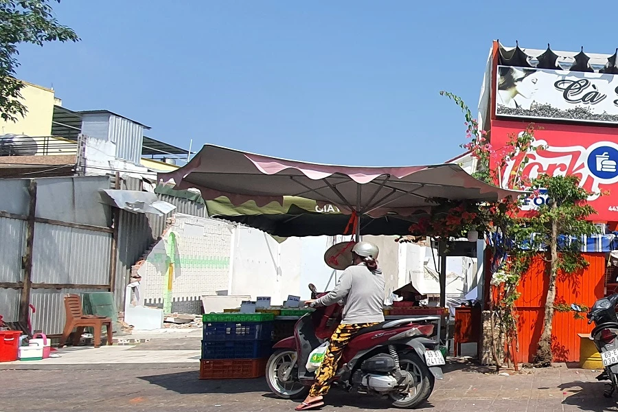 Ông Cột hiện che dù để bán hột vịt và đã gửi đơn tố giác. Ảnh: TRẦN VŨ