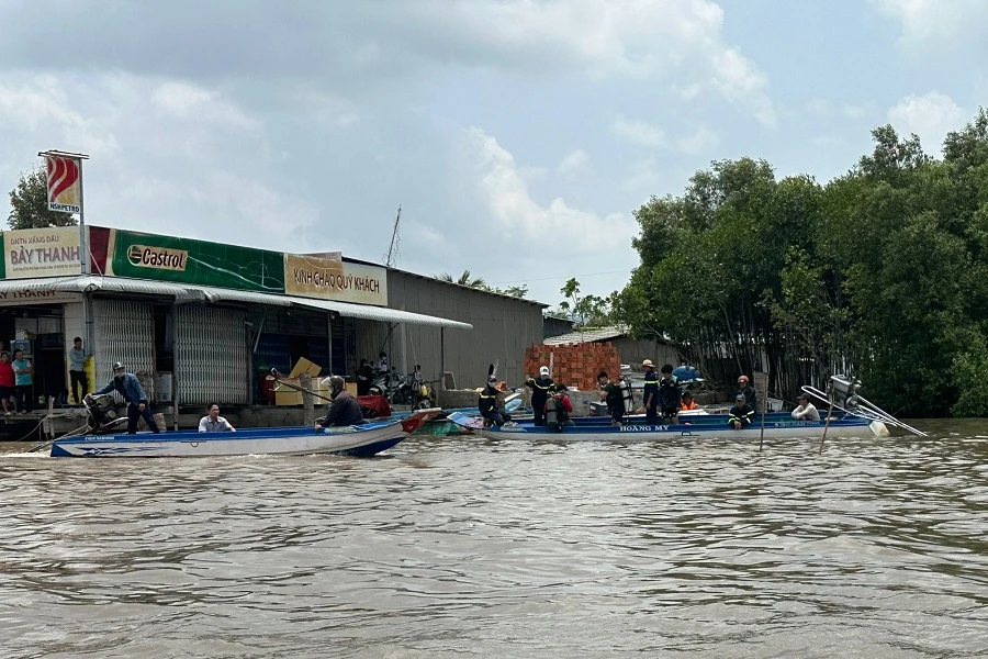 Lực lượng đã tìm thấy thi thế Thiếu tá Nguyện cách vị trí chìm vỏ hơn trăm mét. Ảnh: CTV