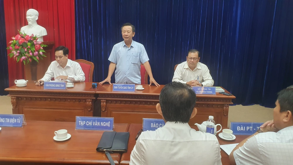 Tại cuộc họp báo chiều 29-5-2023, ông Hồ Trung Việt, Trưởng ban tuyên giáo tỉnh Cà Mau, thông tin ông S. đã phủ nhận nội dung mặc cả trong đoạn ghi âm "Luật chơi Phó chủ tịch huyện Phú Tân VUA SƠN". Ảnh: TRẦN VŨ