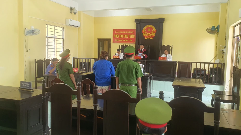 Hội đồng xét xử tuyên án Bị cáo Thúy. Ảnh: TRẦN VŨ