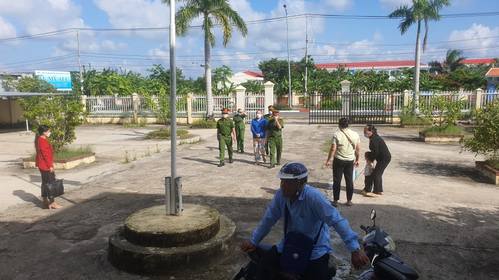 Lại Phương Thúy bị áp giải đến toà hôm 14-6. Ảnh: TRẦN VŨ