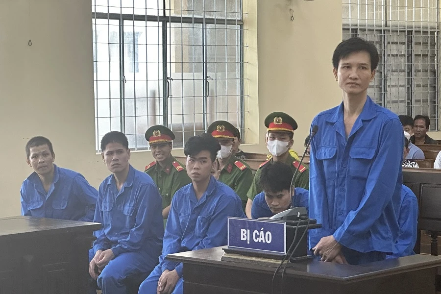 Các bị cáo trong vụ án giết thuyền trưởng, cướp tàu chia nhau xài. Ảnh: CTV