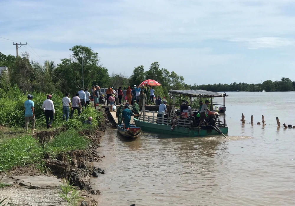 Tắt đường vì sạt lở, huyện Đầm Dơi huy động phà giúp dân lưu thông. Ảnh CTV