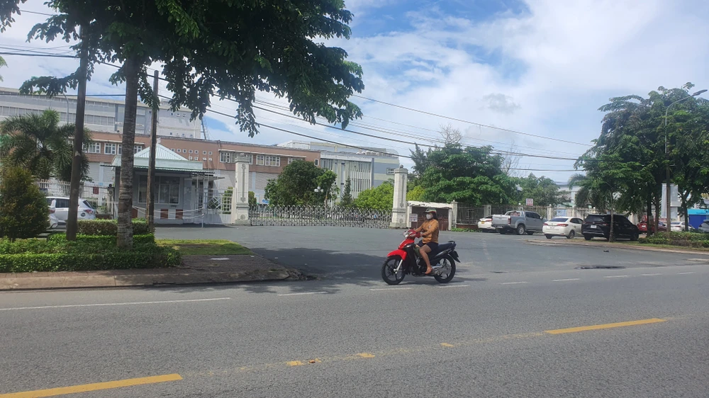 Trước cổng Bệnh viện Sản nhi Cà Mau. Ảnh: Trần Vũ