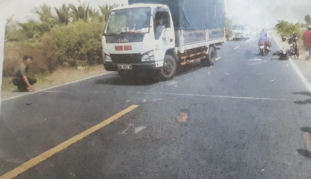 Tái hiện hiện trường xe tải va chạm với xe máy. Ảnh: TRẦN VŨ