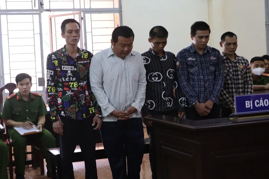 Năm bị cáo nghe tòa tuyên án chiều 7-9. Ảnh: CTV