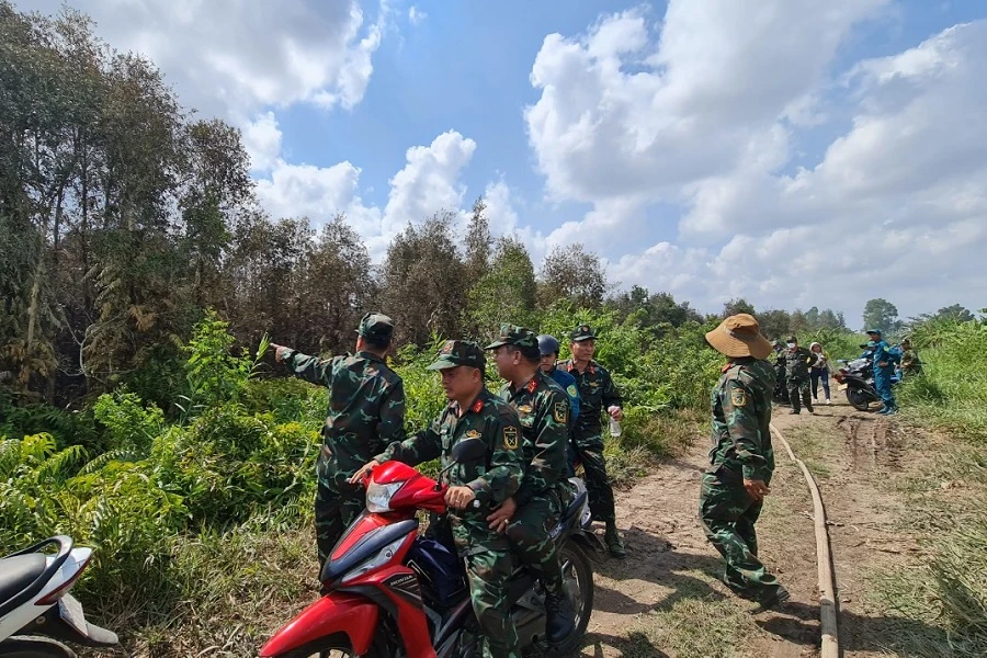 Các chiến sỹ chữa cháy sáng ngày 11-4-2024. Ảnh: CTV