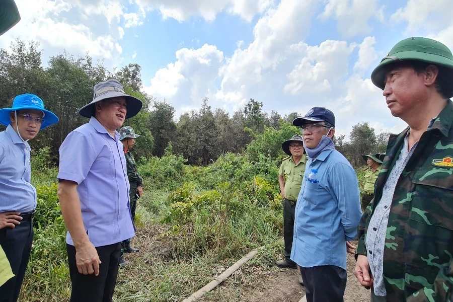 Phó chủ tịch Cà Mau Lê Văn Sử (thứ 2, từ trái sang) chỉ đạo chữa cháy rừng Cà Mau. Ảnh: CTV