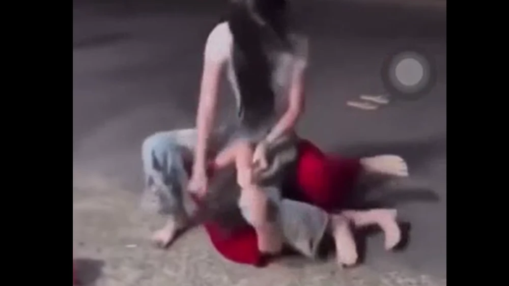 Một cảnh 2 cô gái đánh nhau cắt từ clip đăng trên mạng xã hội.
