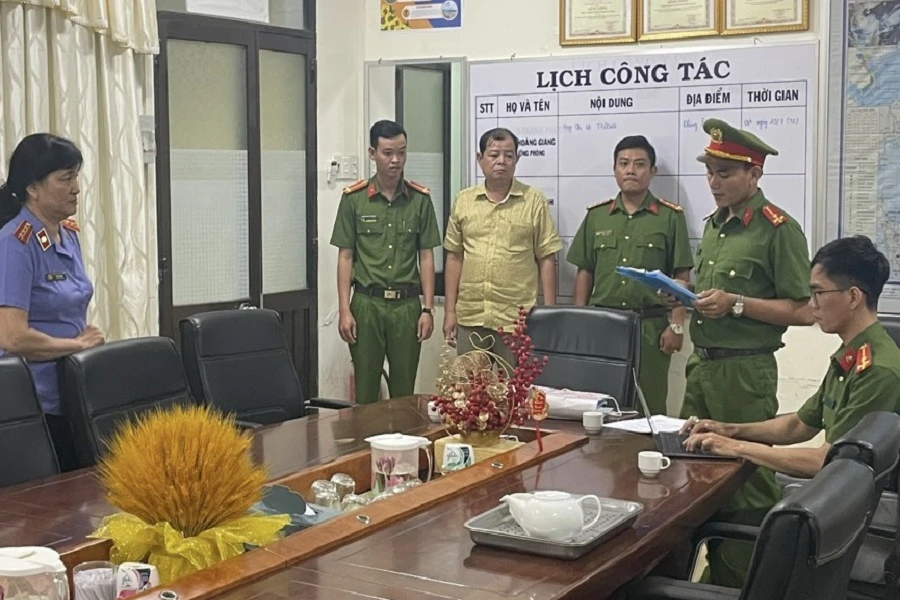 Bắt phó phòng kinh tế ở Cà Mau 3.jpg