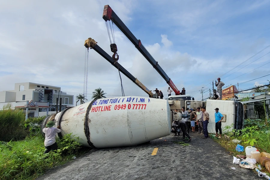 Xe trộn bê tông lật Cà Mau 2.png