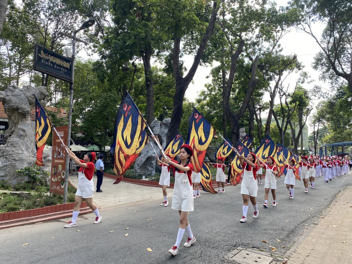 Các tiết mục đường phố trải dài khắp công viên, du khách sẽ được thưởng thức tiết mục biểu diễn của đội kèn đồng Võ Thành Trang - Kỷ lục Guinness thế giới. Ảnh: THU TRINH. z5026393730608-f2317a0b458de879a65d8d6e6409cec7-2340.jpg