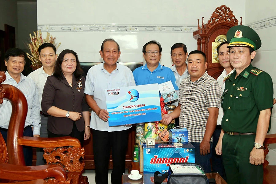 Ban Tổ chức trao quà cho gia đình ngư dân Trần Văn Phương. Ảnh: HD P4_BOX_tran-van-phuong.jpg