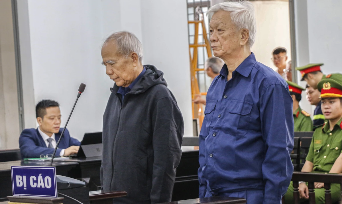 Bị cáo Nguyễn Chiến Thắng (phải) và Đào Công Thiên tại phiên tòa sáng 11-12. Ảnh: XUÂN HOÁT