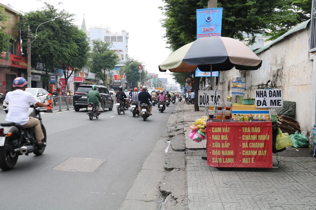 Vỉa hè trên đường Trường Chinh (quận Tân Bình) đoạn gần các trường học lỗ chỗ, gập ghềnh. xuong-cap 1.jpg